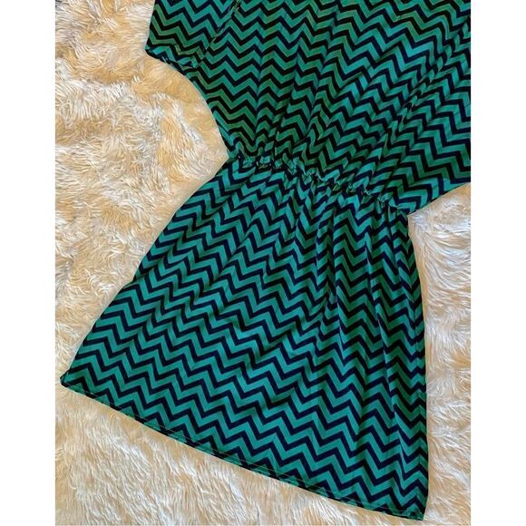 Trac SZ S Woman’s Navy Blue/Teal Green Zigzag Cold Shoulder Dress - Picture 10 of 12